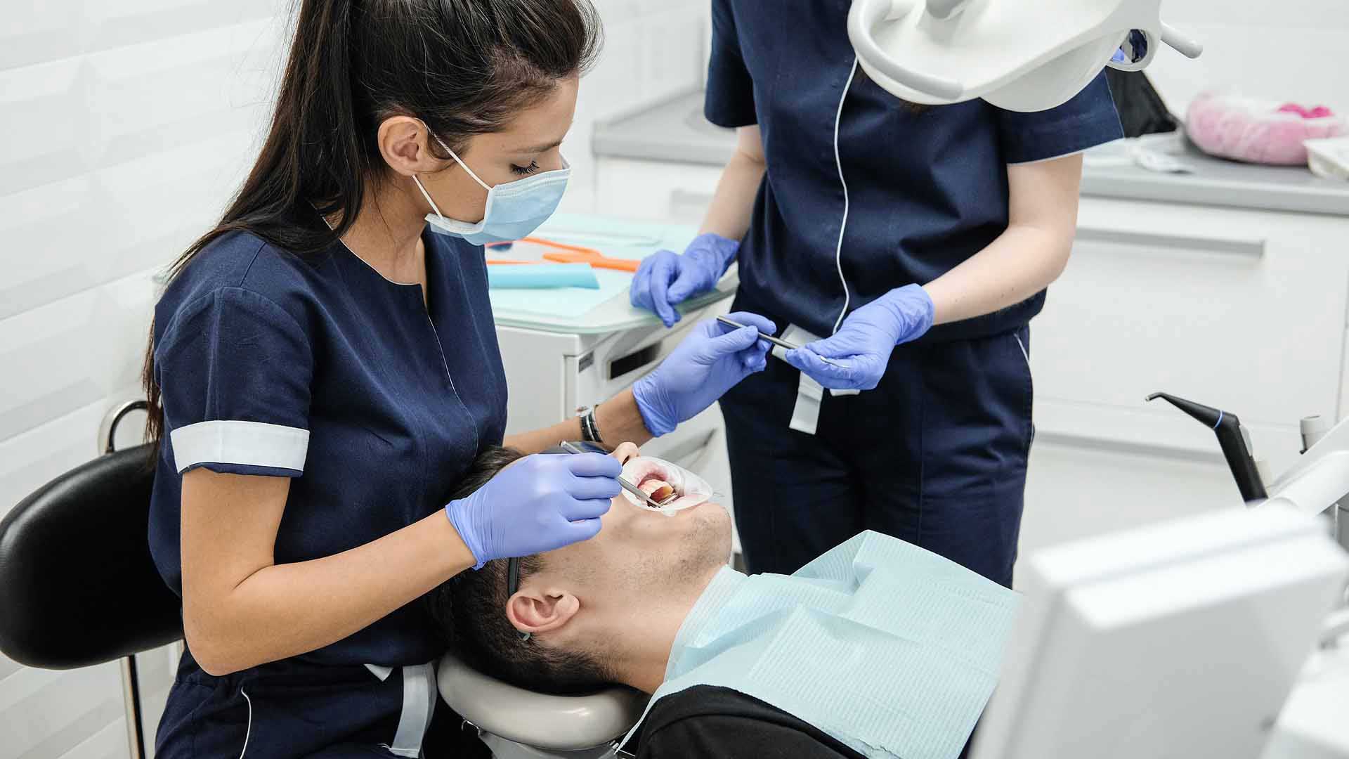 عيادات مركز الشامل لطب الأسنان المتطورة بالرياض