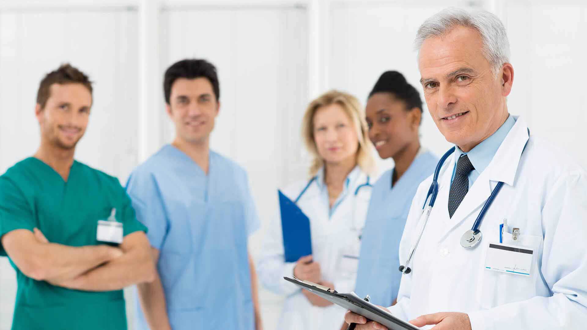 طاقم أطباء واستشاريي مركز الشامل لطب الأسنان